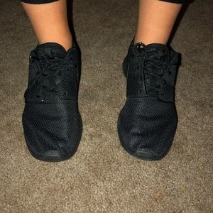 Woman’s black nike roshe
